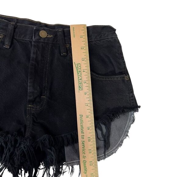 BLACK WRANGLER SIZE 30 DISTRESSED CUTOFF BLACK DENIM SHORTS - Picture 14 of 16
